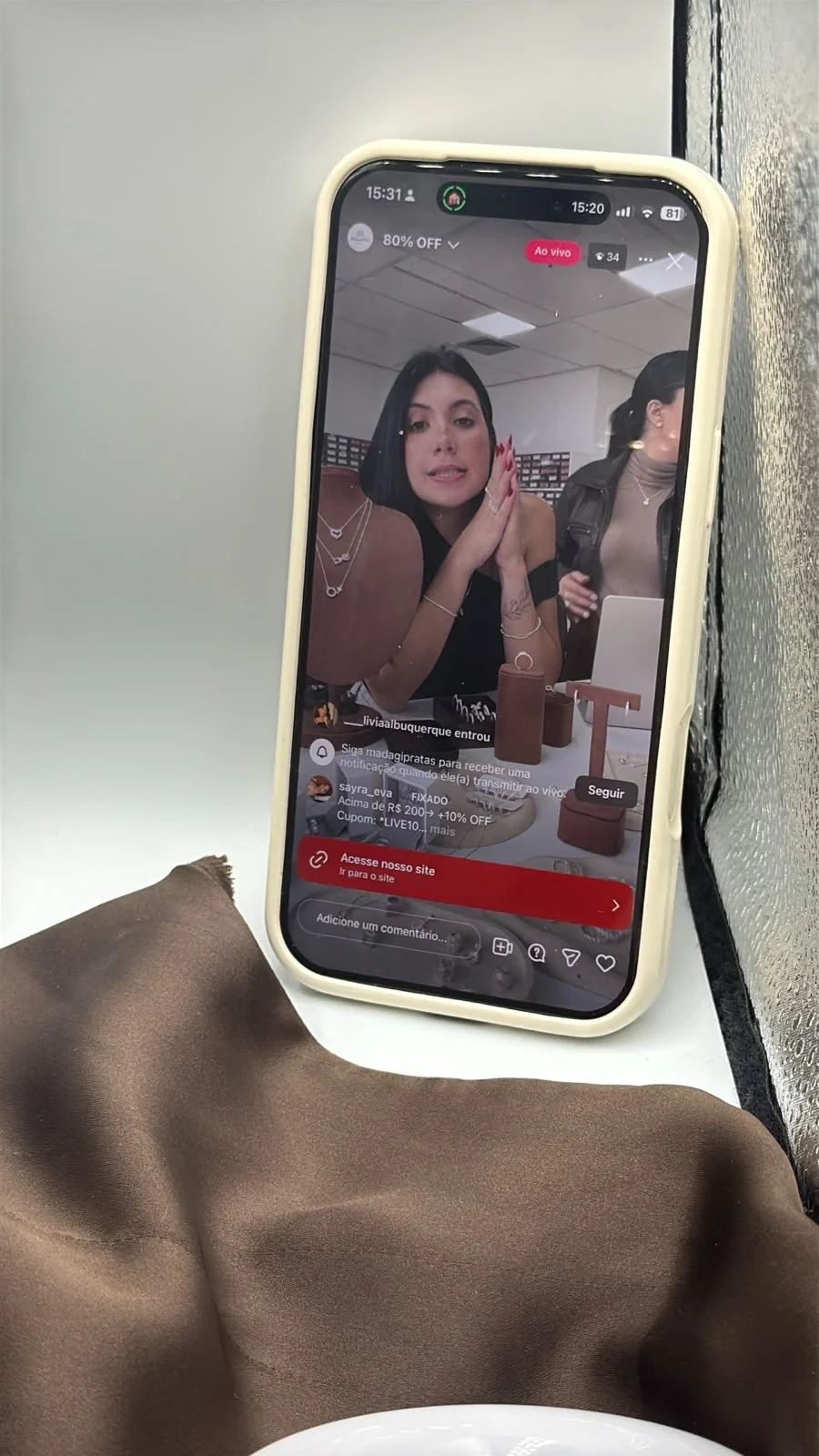 Registro real de uma live da Liss Pratas vista na tela de um celular