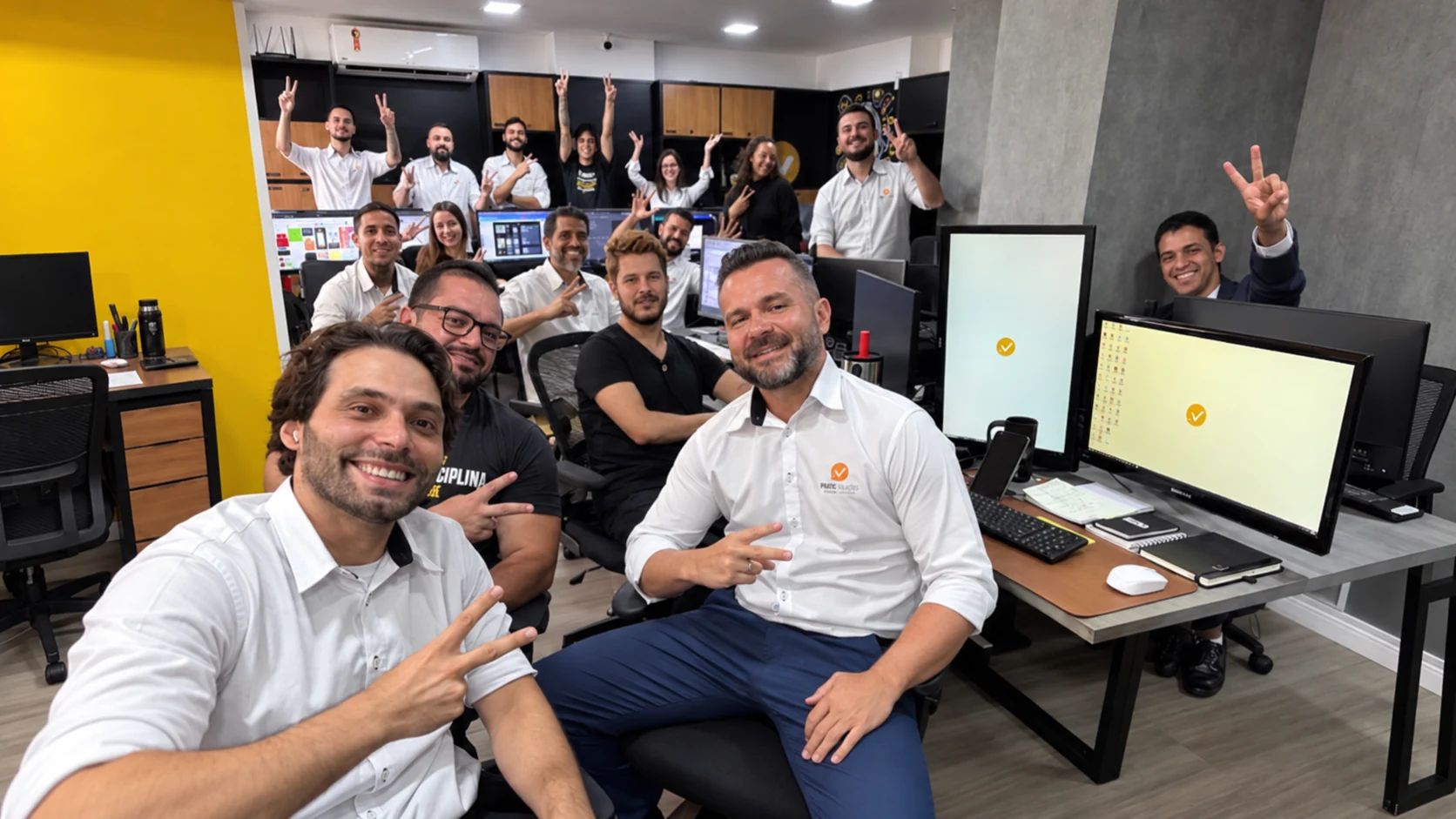 Equipe da Você Digital reunida no escritório em Jundiaí