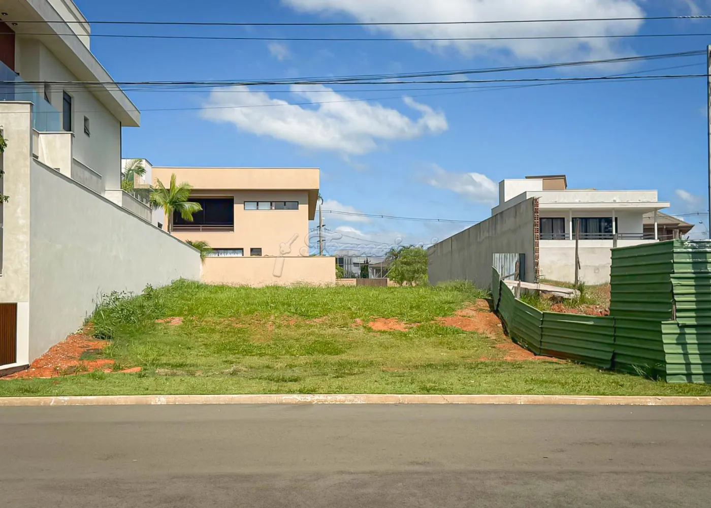 Foto original do terreno vazio enviada para a transformação